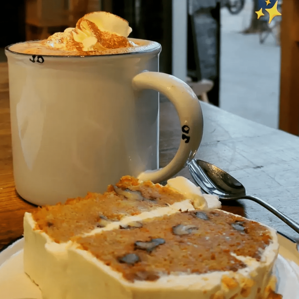 Té y un trozo de tarta casera en un salón de té de Cours Julien