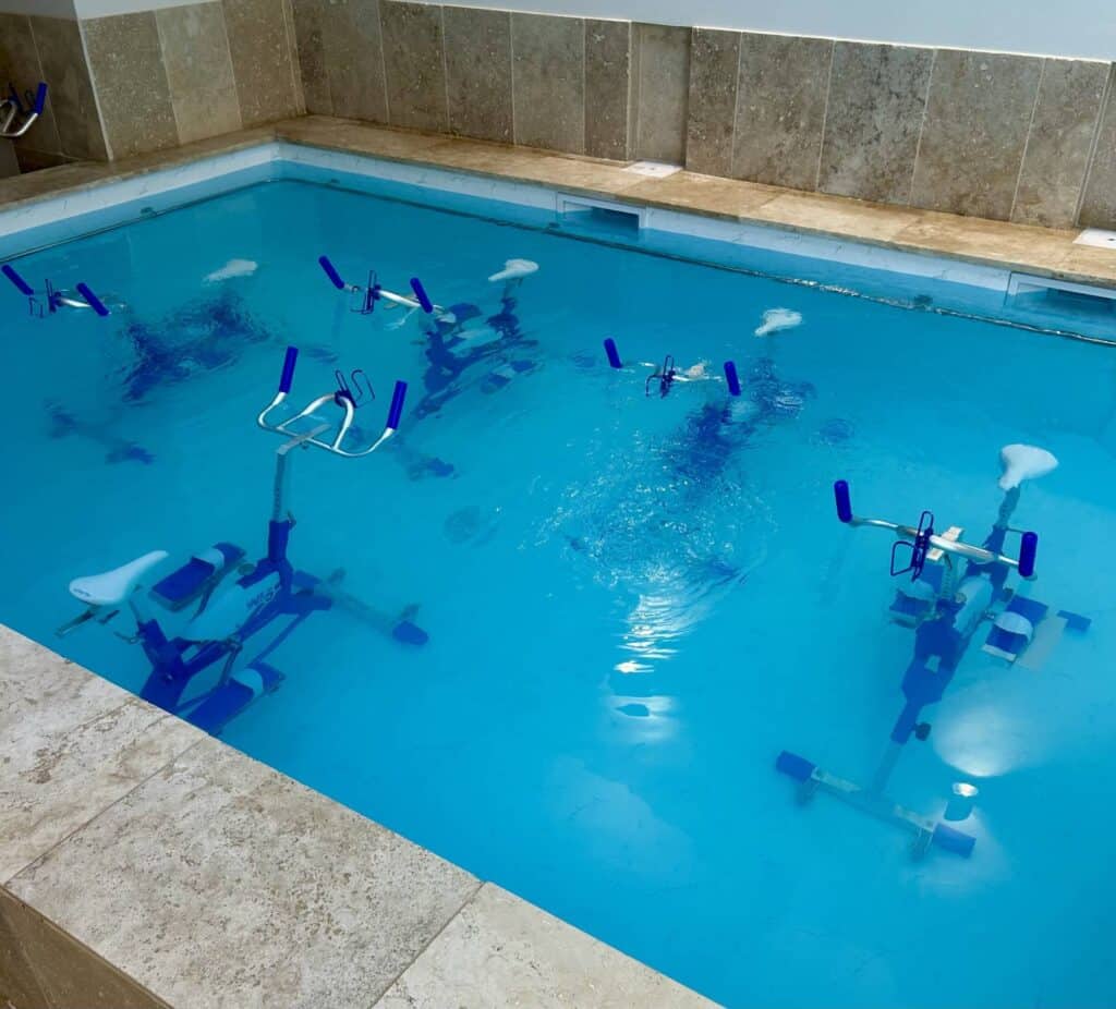 Vélos d'aquabike immergés dans une piscine à Marseille, au MMKlub