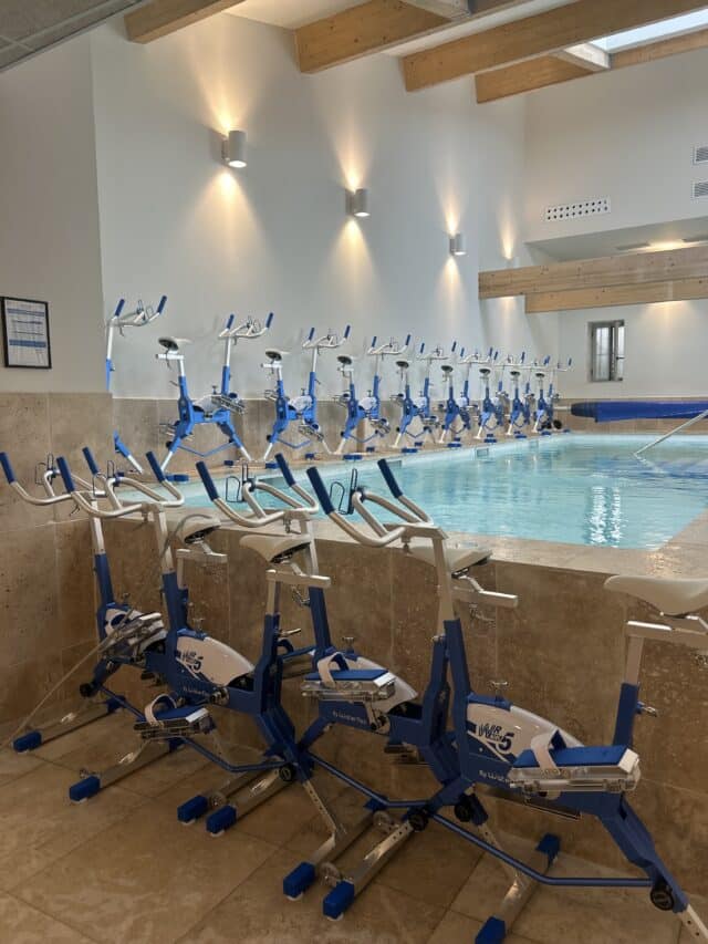 Vélos d'aquabike dans l'eau au centre MMKlub de Marseille
